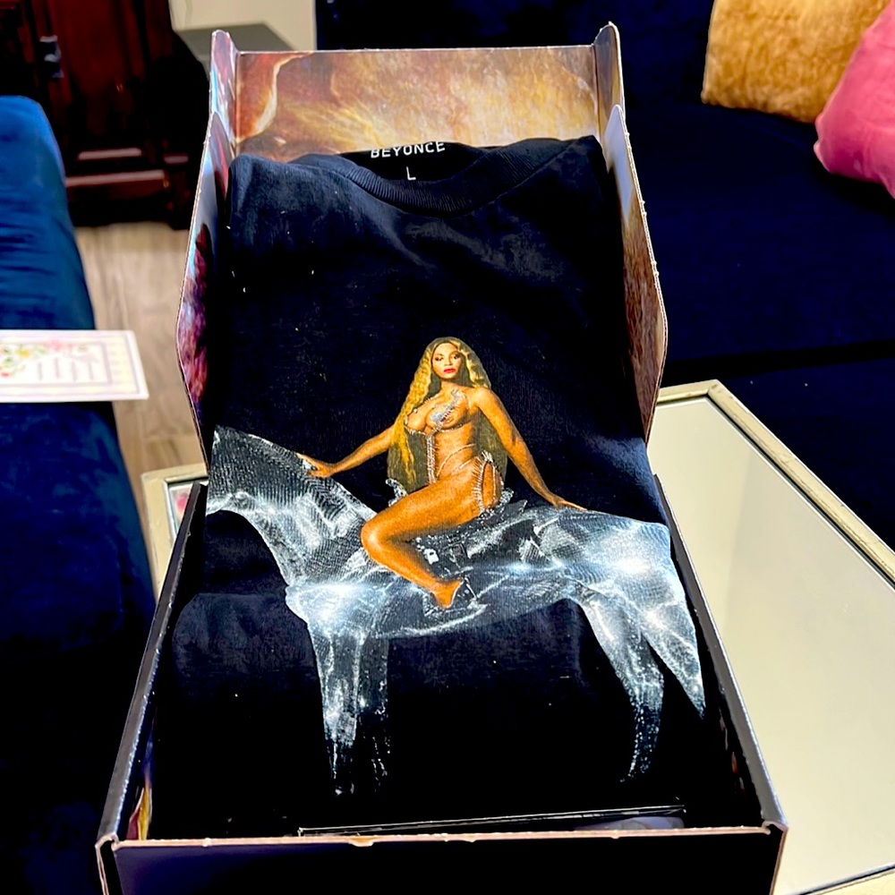 Beyoncé Renaissance CD ALBUM POSE 1  , Large T-shirt and mini photo book